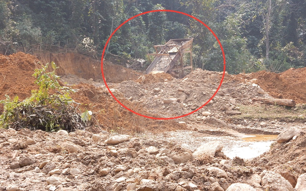 Đất được đào xới còn tươi màu.