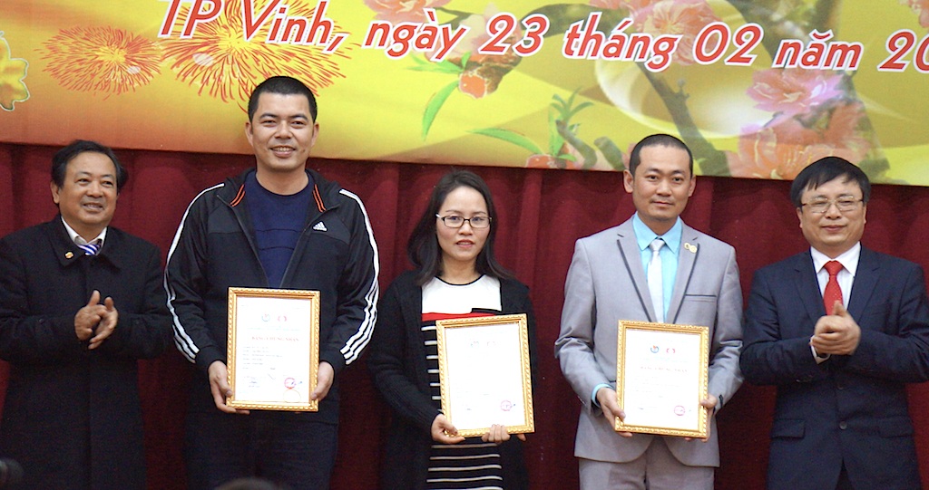 40 tác phẩm được trao giải “Y tế Nghệ An - 70 năm một chặng đường” - 1 Ban tổ chức trao giải Nhất cho 3 tác giả.