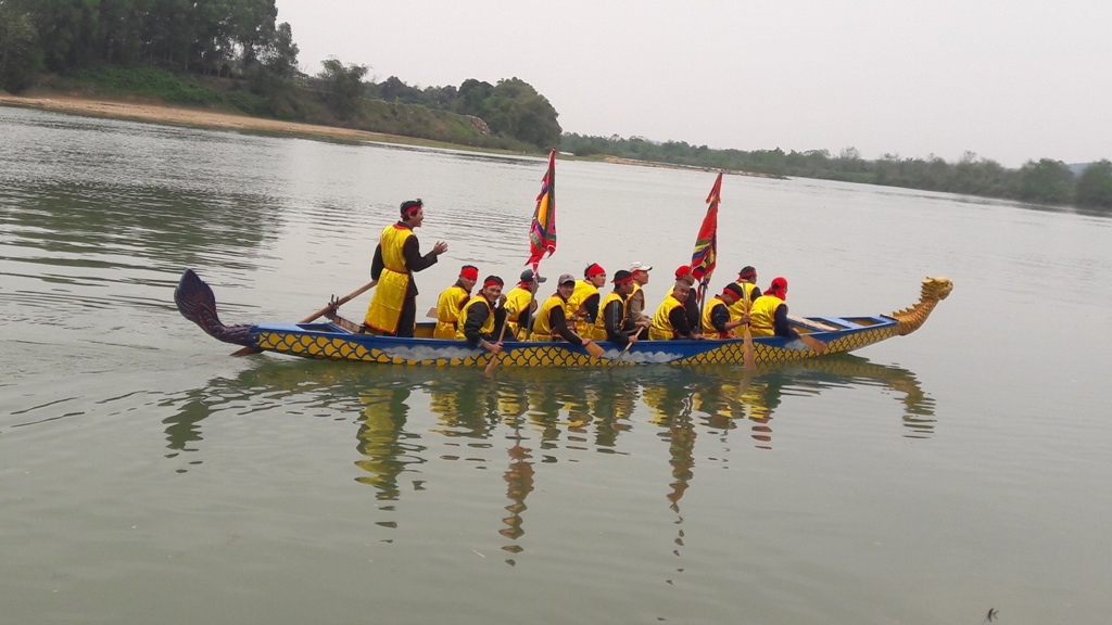Tưng bừng khai hội đền Quả Sơn - 16 Những tay chèo khỏe nhất của các làng luyện tập chuẩn bị cho lễ hội đua thuyền truyền thống.