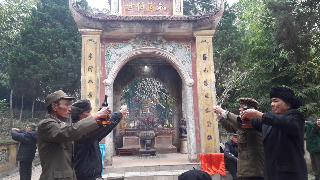 Tưng bừng khai hội đền Quả Sơn - 2 Lễ cúng linh thiêng tại phần mộ của Uy Minh Vương Lý Nhật Quang.