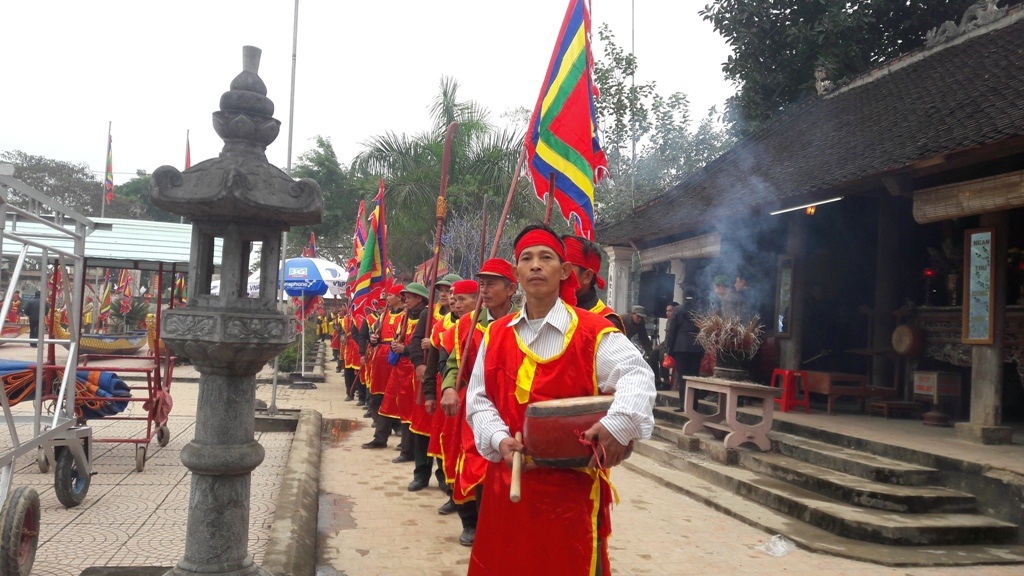 Tưng bừng khai hội đền Quả Sơn - 9 Hai cánh quân chuẩn bị sẵn sàng cho buổi luyện quân.