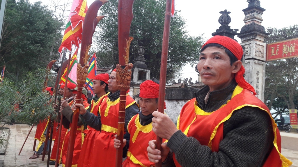Tưng bừng khai hội đền Quả Sơn - 7 Binh lính thủ bộ quân chuẩn bị cho lễ luyện quân hào hùng, trang nghiêm.