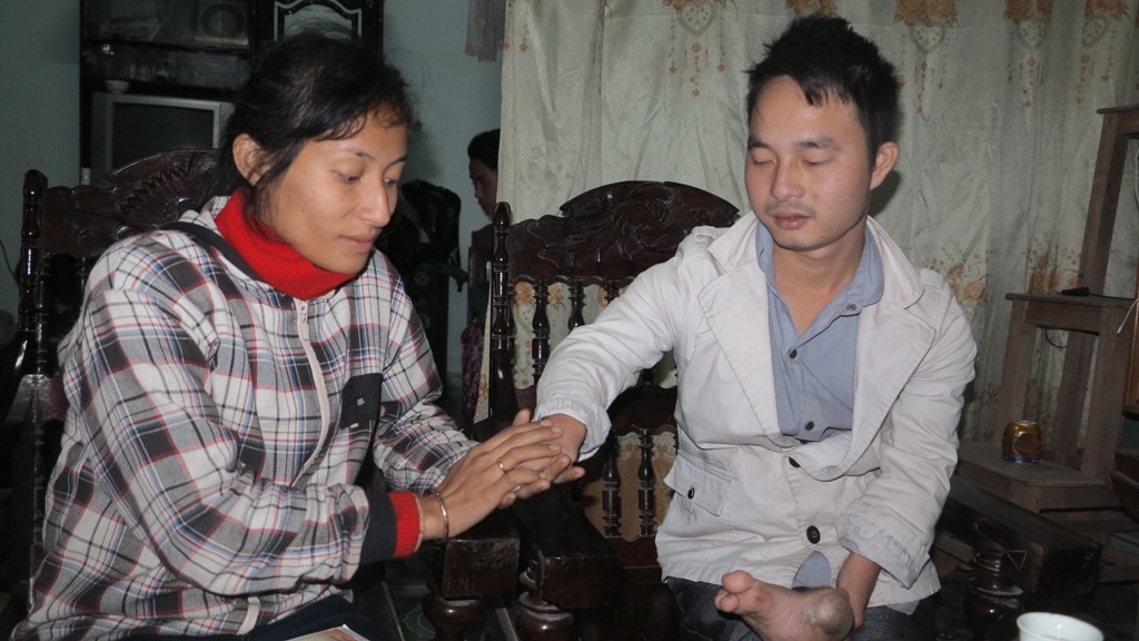 Chị Giang rất yêu và coi trọng người chồng, những khuyết tật của bản thân anh Qúy giờ đây lại chính là những cái riêng khiến chị Giang càng yêu say đắm.