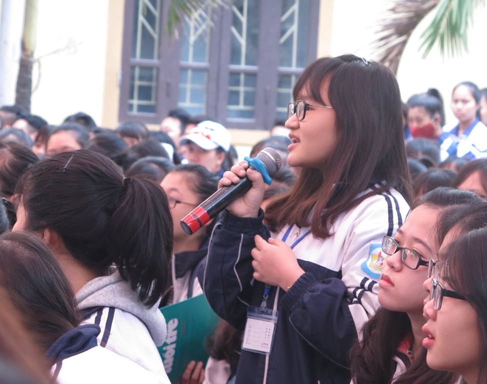 
Một bạn học sinh đưa ra câu hỏi đối với hội đồng tư vấn.
