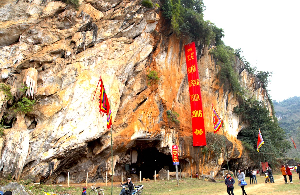 Chiêm ngưỡng vẻ đẹp ngất ngây Hang Bua ở đại ngàn xứ Nghệ - 1 Hang Bua nhìn từ ngoài là một hòn núi lớn...