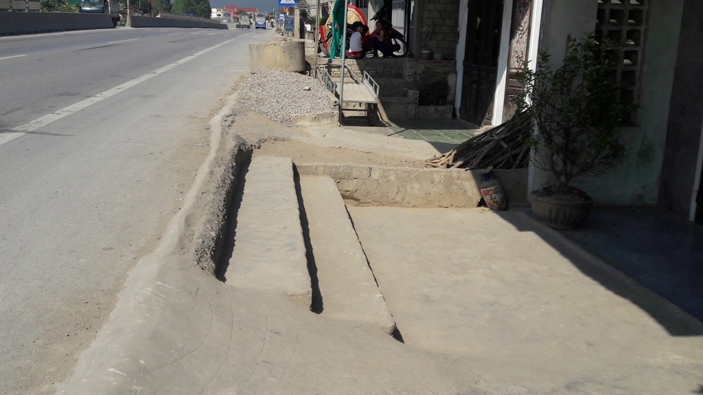 Thu phí gần 1 năm, quốc lộ ngàn tỷ vẫn khiến dân "khóc dở mếu dở" - 2 Nền nhà thấp hơn hẳn so với mặt đường nên từ khi tuyến đường đi vào sử dụng cũng là lúc người dân lâm vào cảnh hễ mưa là lụt.