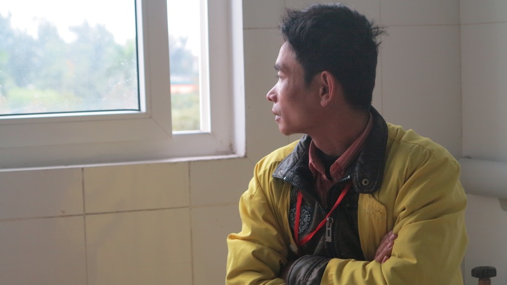 
Toàn bộ số tiền vay mượn được đã chi phí điều trị cho vợ, còn anh Bông hằng ngày sống bằng những suất cháo từ thiện mà các nhà hảo tâm cho tại bệnh viện.
