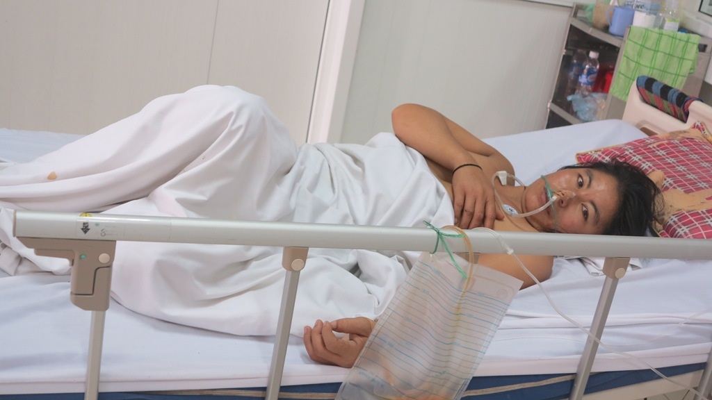 
Mắc phải chứng bệnh viêm đa rễ đa dây thần kinh, nên toàn thân chị Nhung bị liệt hoàn toàn. Dù có thể mở được mắt nhưng chị không thể nói chuyện được. Nếu không được tiếp tục điều trị có thể chị phải nằm liệt giường suốt phần đời còn lại và nguy hiểm đến tính mạng.
