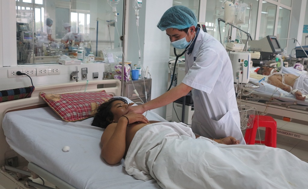 Bác sĩ Trần Văn Thành cho biết: Chi phí điều trị cho chị Nhung rất lớn, mỗi ngày lên đến hàng chục triệu đồng và phải điều trị trong thời gian dài.