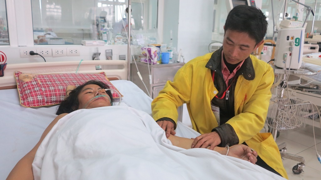 Ngồi bên cạnh vợ, người đàn ông dân tộc thiểu số nói trong nước mắt: Thương vợ lăm, không muốn vợ chết đâu, nhưng không vay được tiền nữa thì phải đưa vợ về nhà thôi.