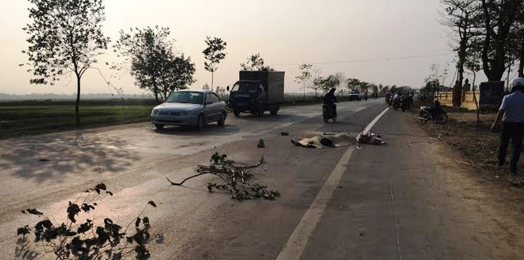 Chở vợ về quê ngày 8 - 3, chồng bị ô tô tải cán tử vong - 2 Hiện trường vụ tai nạn xảy ra vào chiều 8/3 trên quốc lộ 46 đoạn qua địa bàn huyện Nam Đàn.