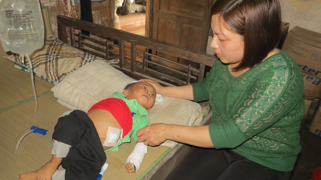 Không còn tiền để tiếp tục điều trị, chị Vinh ôm các con về sống nhờ ở nhà mẹ đẻ.