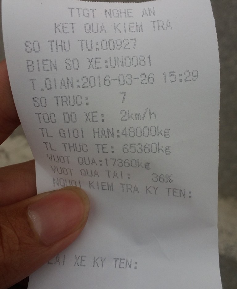 Bắt đoàn 8 xe biển Lào chở than quá tải - 3 Kết quả cân tải trọng cho thấy một chiếc xe vượt quá 36% tải trọng cho phép.
