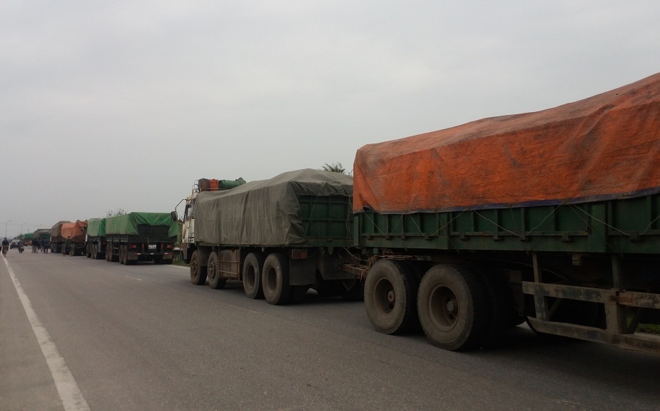 Bắt đoàn 8 xe biển Lào chở than quá tải - 1 Đoàn xe chở than mang biển số Lào xuất phát từ cảng Cửa Lò - Lào, có dấu hiểu vượt quá tải trọng bị lực lượng chức năng dừng lại kiểm tra.