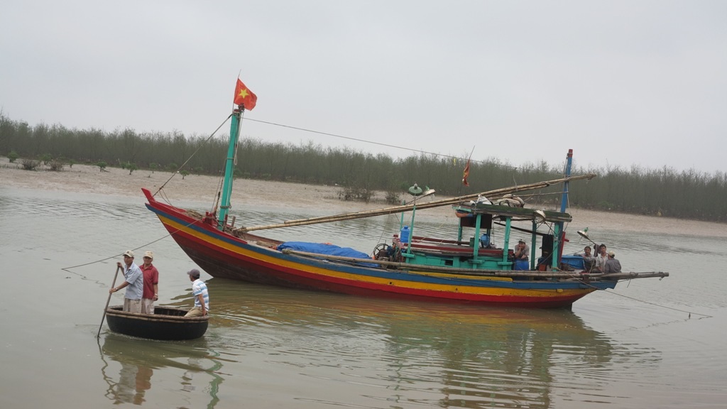 Chiếc thuyền đã phát hiện và vớt cá ông lên bờ.