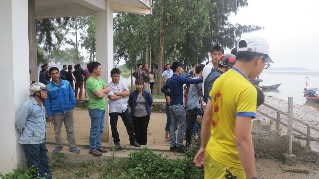 Nhận được thông tin rất đông người dân hiếu kỳ đến để chiêm ngưỡng cá ông.