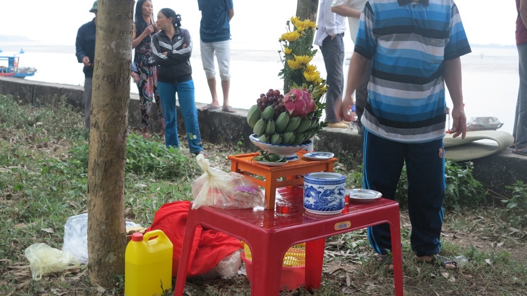 Người dân chuẩn bị lễ để an táng cho cá ông theo phong tục địa phương.
