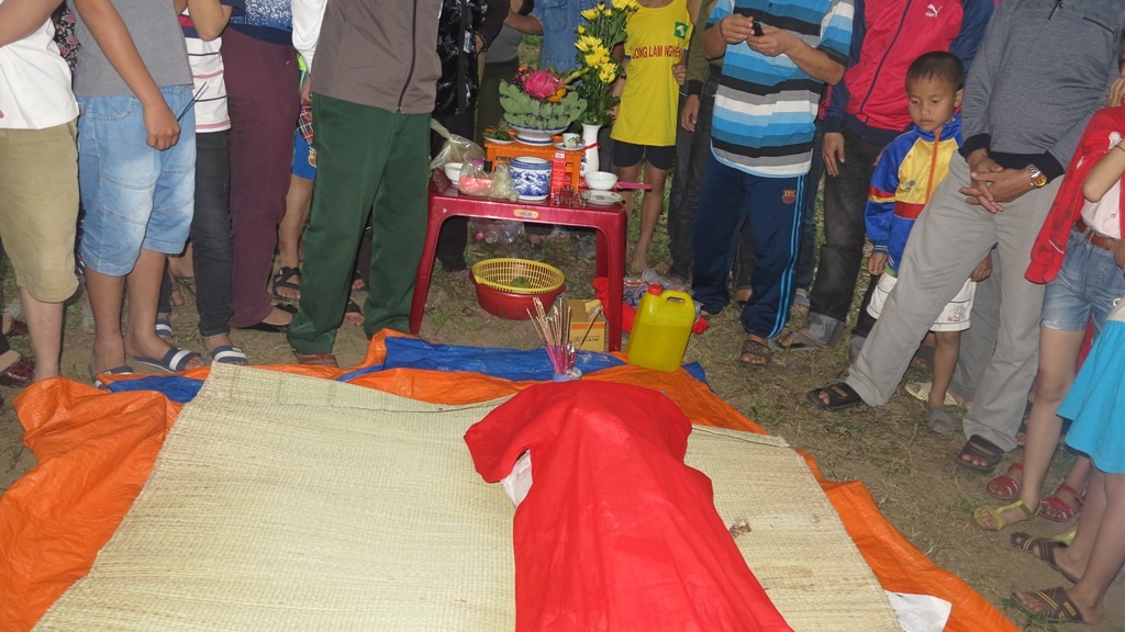 Cá ông nặng khoảng 80kg, dài khoảng 1,5m được người dân an táng theo phong tục địa phương.