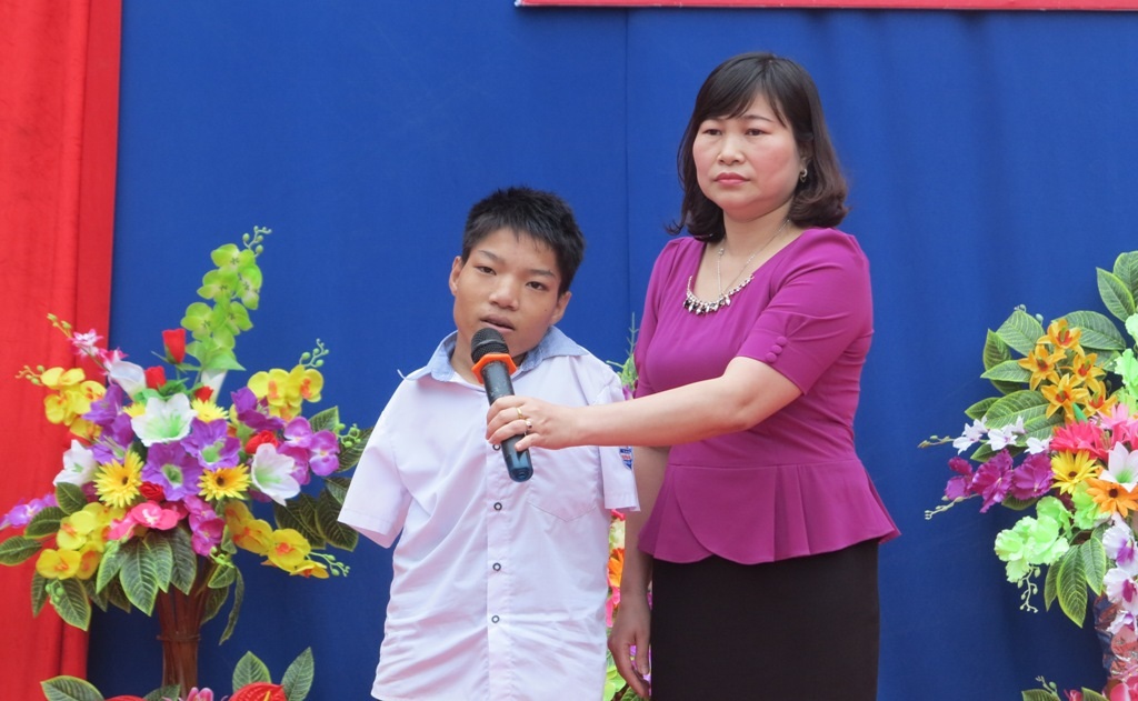 Xúc động trước sự quan tâm, chia sẻ, giúp đỡ của các thầy cô giáo, và của trường ĐH Công nghiệp Vinh, em Nguyễn Đinh Nhẫn hứa sẽ cố gắng học tập thật tốt, và đạt thành tích cao trong kỳ thi THPT quốc gia để vào trường ĐH Công nghiệp Vinh hoàn thành giấc mơ của mình.