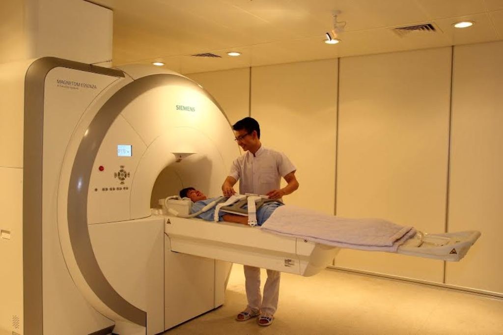 Thêm cơ hội cho người dân được khám chưa bệnh BHYT chất lượng cao - 3 Bệnh viện Quốc tế Vinh sở hữu hệ thống trang thiết bị y tế hiện đại, đồng bộ hàng đầu khu vực Bắc Trung Bộ như: Máy chụp cắt lớp CT scanner 128 lát cắt, Máy chụp cộng hưởng từ MRI 1.5 Tesla, hệ thống nội soi tiên tiến