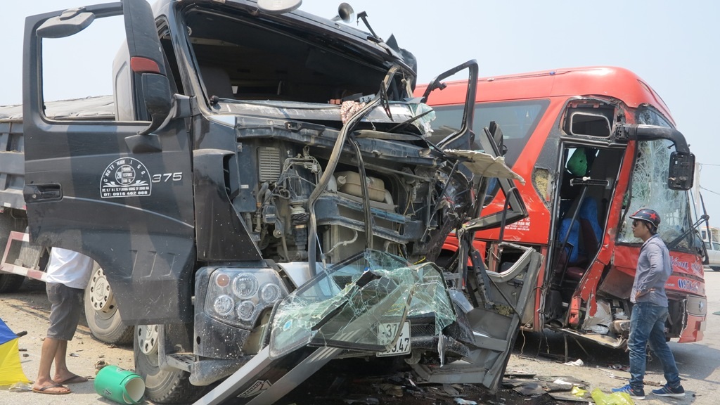 Cú va chạm kinh hoàng khiến hai chiếc xe bị hư hoảng rất nặng.