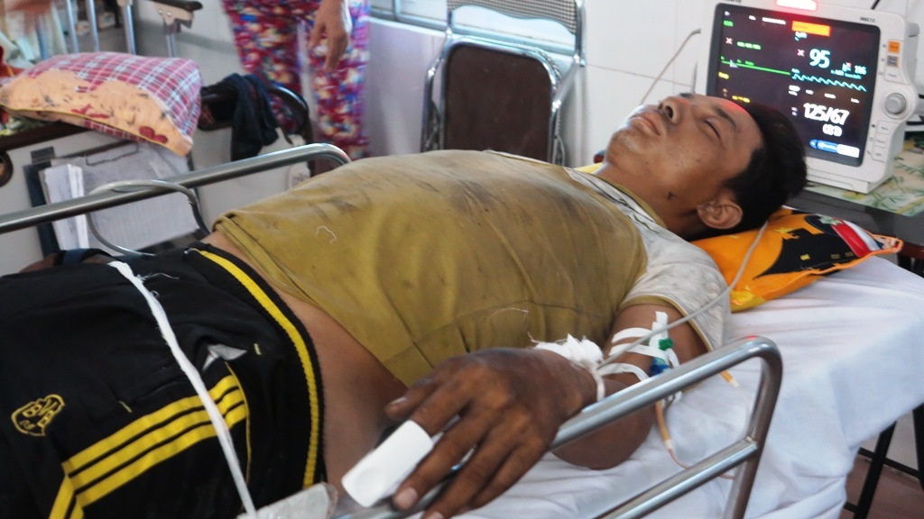 Anh Phạm Đình Tú và anh Hiệp đang được chăm sóc tại khoa cấp cứu BVĐK 115 Nghệ An.