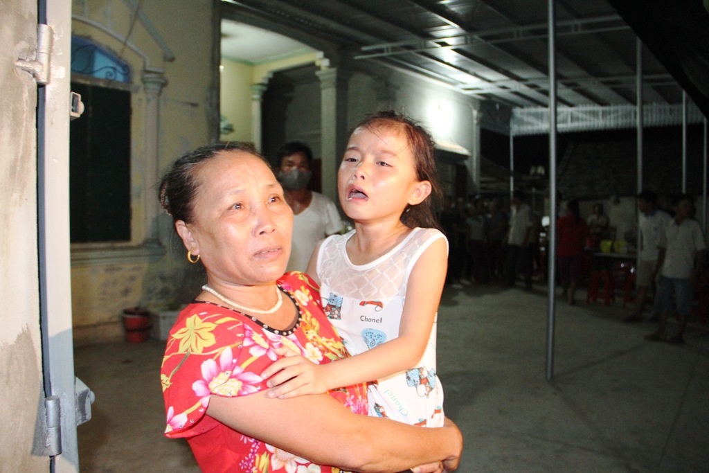 Vụ nổ xe khách 8 người chết: Tai họa quá lớn ập xuống quá nhanh - 11
Đứa trẻ khóc gọi bố.