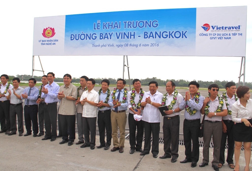 Bay từ Nghệ An đi Thái Lan chỉ mất 1 giờ 30 phút - 5 Các hành khách chụp ảnh lưu niệm.