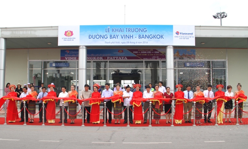 Bay từ Nghệ An đi Thái Lan chỉ mất 1 giờ 30 phút - 3 Cắt băng khánh thành đường bay mới Vinh - Bangkok.