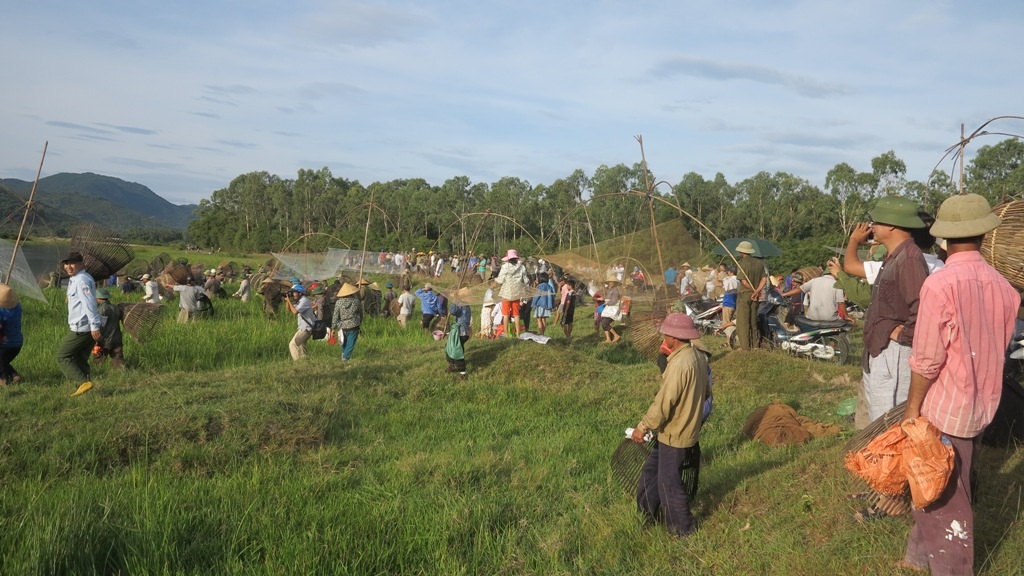 
Từ sáng sớm, hàng trăm người dân đã tập trung bên đầm Vực để được tham gia vào lễ hội đánh cá Đồng Hoa.
