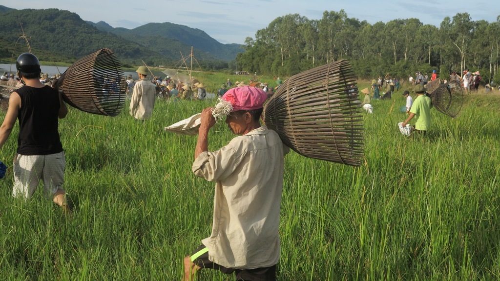 Hàng trăm người cùng dầm mình dưới nước kiếm cá "may" - 7