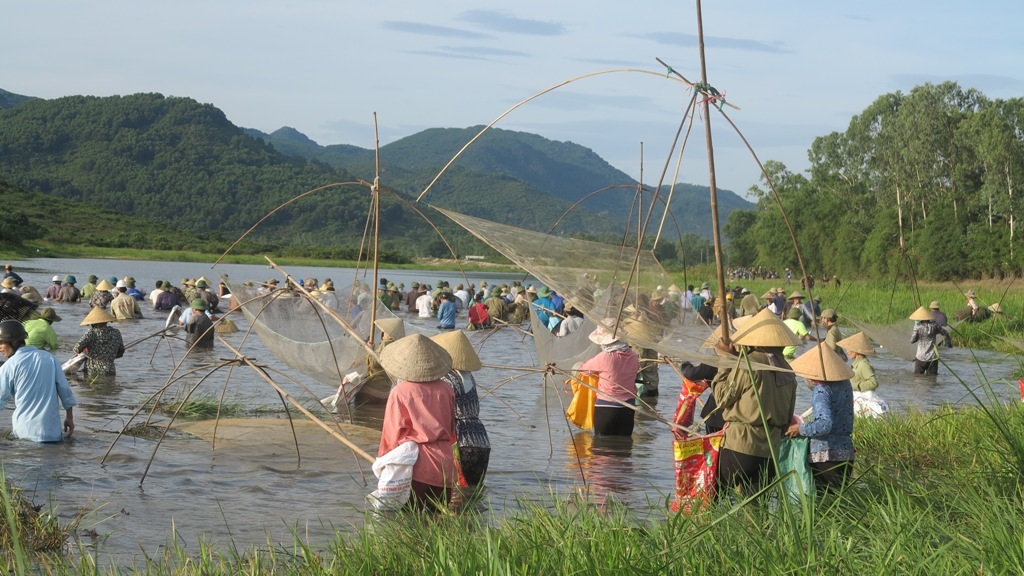 Hàng trăm người cùng dầm mình dưới nước kiếm cá "may" - 6
