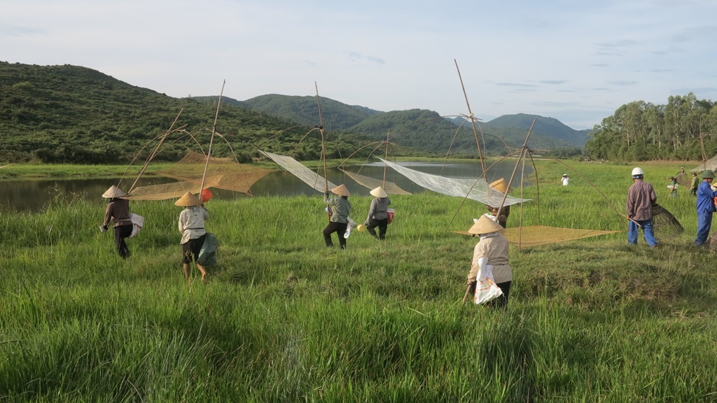 Hàng trăm người cùng dầm mình dưới nước kiếm cá "may" - 5