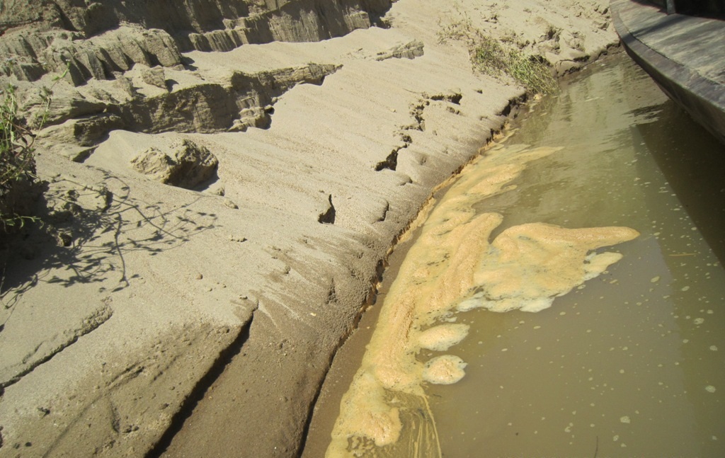 Có những điểm xoáy sâu lấy đi phần lớn diện tích đất hoa màu của người dân.
