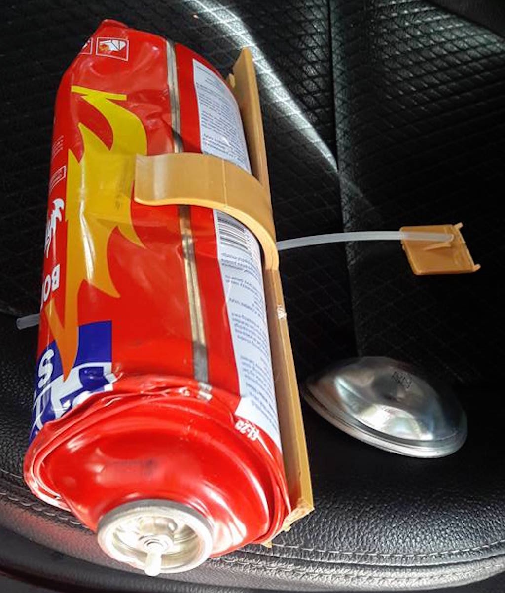 Bình cứu hoả phát nổ trong ô tô - 1
Bình cứu hoả phát nổ trong xe ô tô của anh Đ.