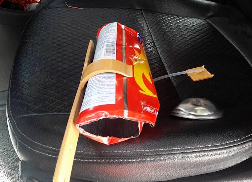 Bình cứu hoả phát nổ trong ô tô - 2
Phần đáy của bình cứu hoả bung hẳn ra.