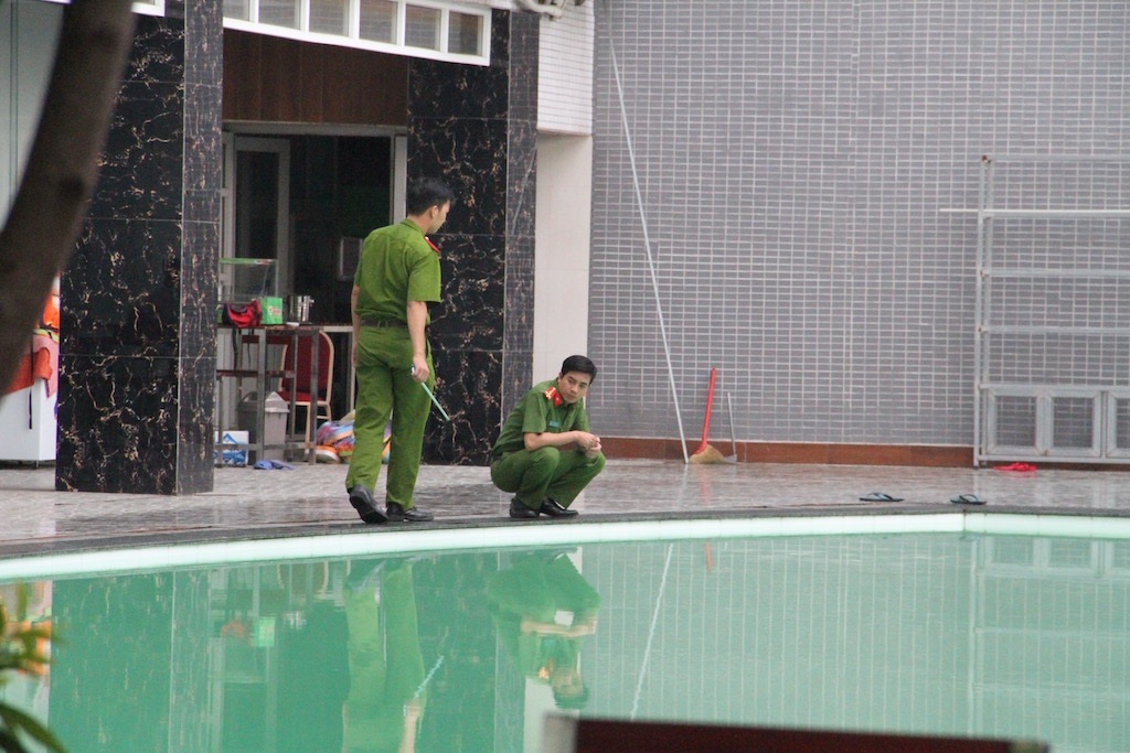 Bé trai 10 tuổi tử vong trong bể bơi khách sạn - 2 Nước bể bơi rất đục khó quan sát đáy bể. Hiện công an đang điều tra vụ việc.