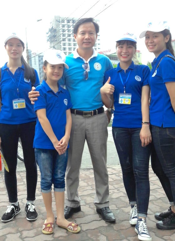 Tấm lòng thầy giáo kết nối chỗ ăn, nghỉ miễn phí cho thí sinh - 1 Thầy Khoa cùng các bạn sinh viên tình nguyện đón các em thí sinh tại bến xe.