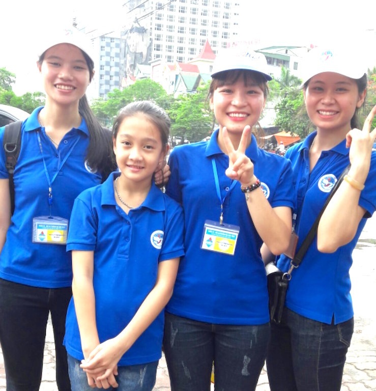 Tấm lòng thầy giáo kết nối chỗ ăn, nghỉ miễn phí cho thí sinh - 2 Trong 4 ngày diễn ra thi, các sinh viên tình nguyện sẽ cùng thầy Khoa đón đưa các em thí sinh đến các điểm thi làm bài.