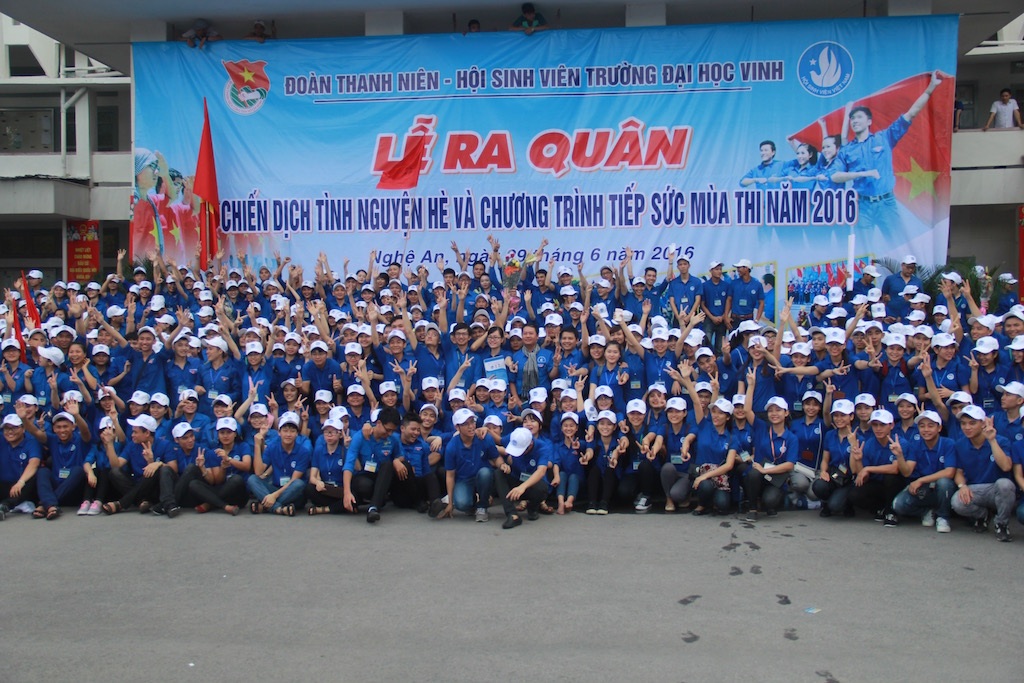 Hơn 1.700 sinh viên ĐH Vinh tham gia chiến dịch tình nguyện hè 2016 - 2 Các sinh viên, đoàn thanh niên chụp ảnh lưu niệm trước khi lên đường tình nguyện tham gia chiến dịch hè 2016.