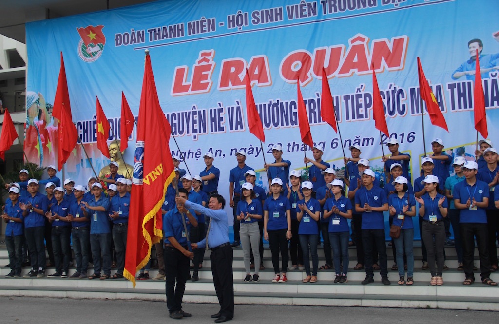 Hơn 1.700 sinh viên ĐH Vinh tham gia chiến dịch tình nguyện hè 2016 - 1 Lễ ra quân chiến dịch hè 2016.