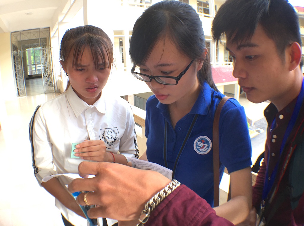 Thí sinh bật khóc vì trót quên giấy báo thi - 5 Một thí sinh (áo trắng) đã khóc khi đi tìm phòng thi vì để quên giấy tờ cần thiết (Ảnh: Nguyễn Duy)