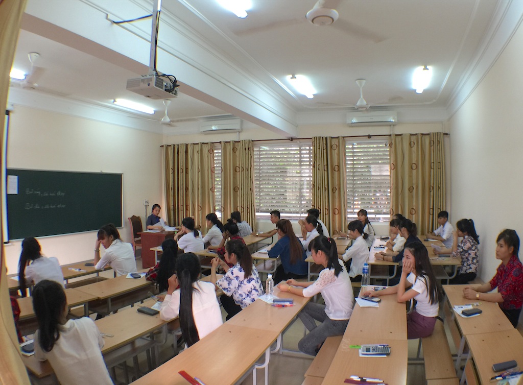 Thí sinh bật khóc vì trót quên giấy báo thi - 7 Một phòng thi khá khang trang, đầy đủ tiện nghi ở điểm thi Đại học Vinh (Ảnh: Nguyễn Duy)