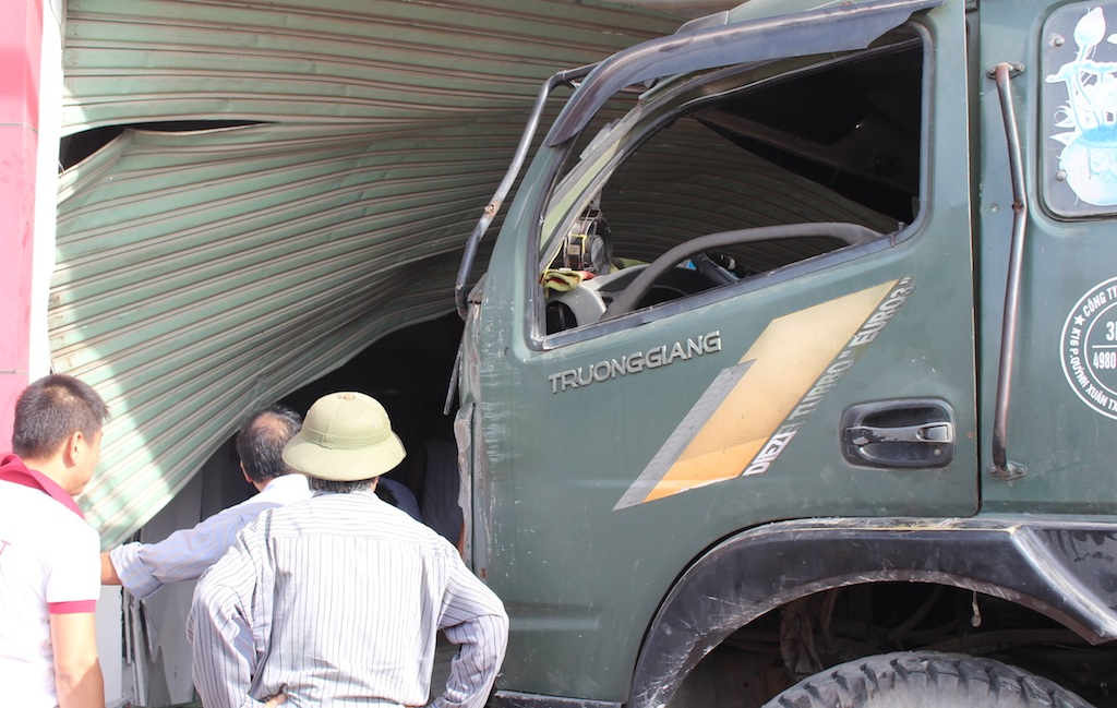 Xe tải chui vào cửa hàng máy tính - 1