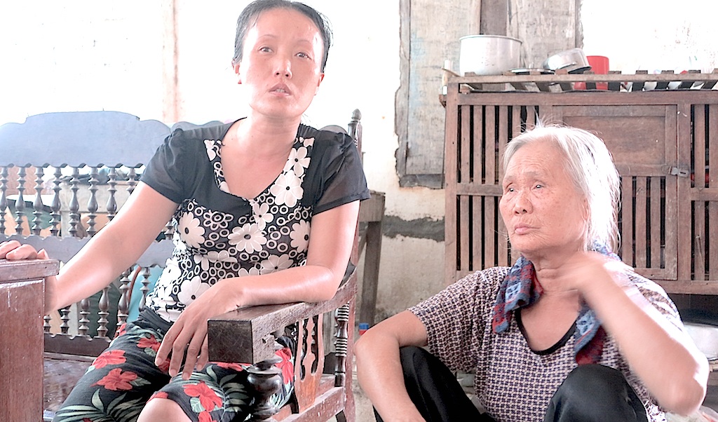 Vụ chặn xe cứu thương: “Con tôi chưa xuất viện đã có người lạ… gọi” - 4 Chị Soa cùng bà nội đau đớn trong ngày chúng tôi tới thăm, chia buồn.