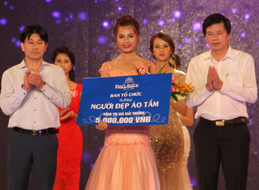 Sinh viên Học viện Hành chính Quốc gia đăng quang "Người đẹp phố biển" - 19 Trao 6 giải phụ cho các thí sinh.