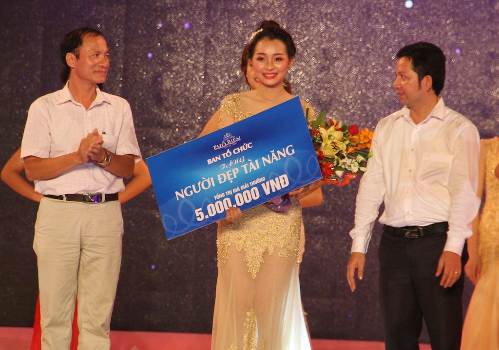 Sinh viên Học viện Hành chính Quốc gia đăng quang "Người đẹp phố biển" - 16 Sinh viên Học viện Hành chính Quốc gia đăng quang "Người đẹp phố biển" - 16