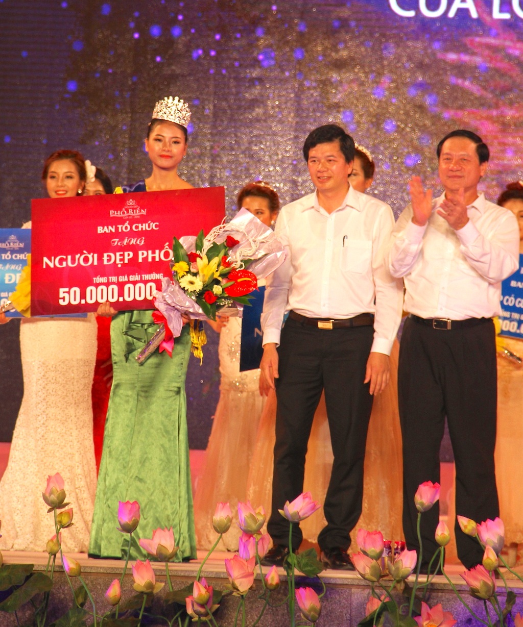 Sinh viên Học viện Hành chính Quốc gia đăng quang "Người đẹp phố biển" - 24 Trao giải cho người đẹp phố biển 2016.