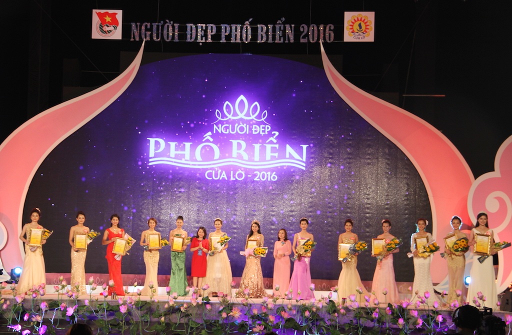 Sinh viên Học viện Hành chính Quốc gia đăng quang "Người đẹp phố biển" - 3 Trải qua vòng Sơ khảo, 15 thí sinh được chọn vào dự thi đêm Chung Kết và được trao giấy chứng nhận cuộc thi.