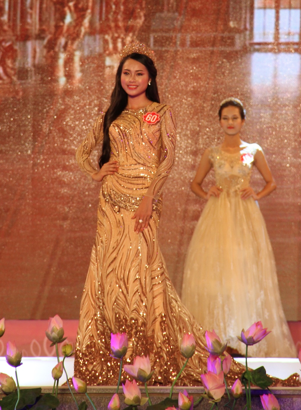 Sinh viên Học viện Hành chính Quốc gia đăng quang "Người đẹp phố biển" - 12 Rạng ngời trong phần thi trang phục dạ hội.